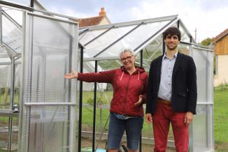Jocelyn Chenevier, maire de Sauvigney-les-Gray, et Cécile Thabouray, conseillère municipale, dans la nouvelle serre collective financée par le festival des solutions écologiques - Photo Région Bourgogne-Franche-Comté Léopoldine Deriot