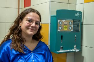 A Tonnerre (89), Clara découvre le nouveau distributeur de protection menstruelle dans les toilettes de son lycée