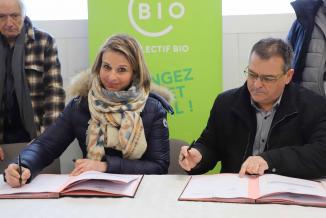 Signature du marché de relocalisation des achats de denrées alimentaires par Océane Charret-Godard, vice-présidente en charge des lycées, mardi 24 janvier 2023 à Gy (70) - Photo Région Bourgogne-Franche-Comté Christophe Bidal