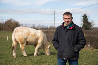 Eric Lacombre et sa Charolaise Savane,à Ternant (58), se présentent au concours général agricole 2023 - Photo Emmanuelle Baills