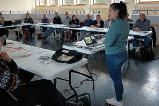 Laurane Palanchon (debout en vert), chargée de mission milieux naturels et conservatrice de la RNR au PNR du Haut-Jura, a rappelé l’historique des opérations menées sur le site et a présenté le travail à réaliser en 2023 - Photo Agnès Compagne