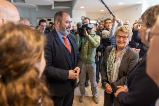 François Braun a passé près de trois heures sur le site de Témis pour découvrir ce qui fait la force de Besançon aujourd’hui : les thérapies associées ou issues du sang - Photo Xavier Ducordeaux