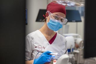 A Besançon, les étudiants en 3ème année d’odontologie travaillent sur des simulateurs dernière génération