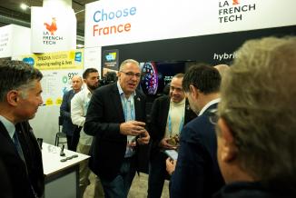 Patrick Molinoz à la rencontre des entreprises de Bourgogne-Franche-Comté, ici avec la start-up bisontine Silmach - Crédit photo Maxime Hibon