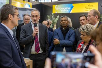 Industriels et partenaires, réunis à Paris au salon Hyvolution pour acter le lancement de l’institut de stockage et de certification de réservoirs Hydrogène. Photo : Xavier Ducordeaux.