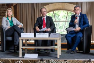 Fabienne Puyo (administratrice de Réserves Naturelles de France), Olivier David (directeur régional environnement, aménagement, logement à la DREAL) et Stéphane Woynaroski (Conseiller régional en charge de l’eau et de la biodiversité) ont animé la journée consacrée aux aires protégées. Photo : Xavier Ducordeaux