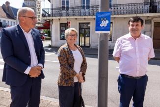 Marie-Guite DUFAY, présidente de la Région Bourgogne-Franche-Comté, entourée de Patrick MOLINOZ (à gauche), vice-président en charge des transitions numériques et président de l’ARNia, et Eric HOULLEY, vice-président en charge de la cohésion territoriale. Photo : Xavier DUCORDEAUX