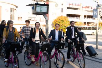 La journée a débuté sportivement par un trajet collectif à vélo depuis la gare de Dijon, sous l'impulsion de la Boîte à vélos de Chenôve, de Dijon Métropole et de DIVIA - Photo Océane Lavoustet. 