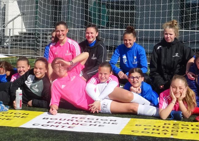 La section sportive féminine du lycée Pergaud devant le centre de formation de l'AJ Auxerre, 4 avril 2019