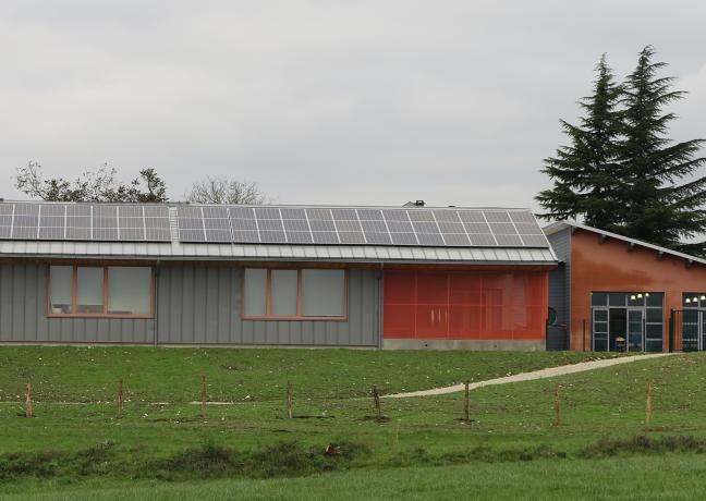 Des panneaux photovoltaïques ont été installés sur le toit de l’école de Chay (25) - Photo Région Bourgogne-Franche-Comté