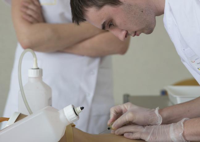 La Région augmente en 2020 le nombre de places en formation pour les infirmiers, aides-soignants et accompagnants éducatif et social - Crédit photo Région Bourgogne-Franche-Comté / David Cesbron