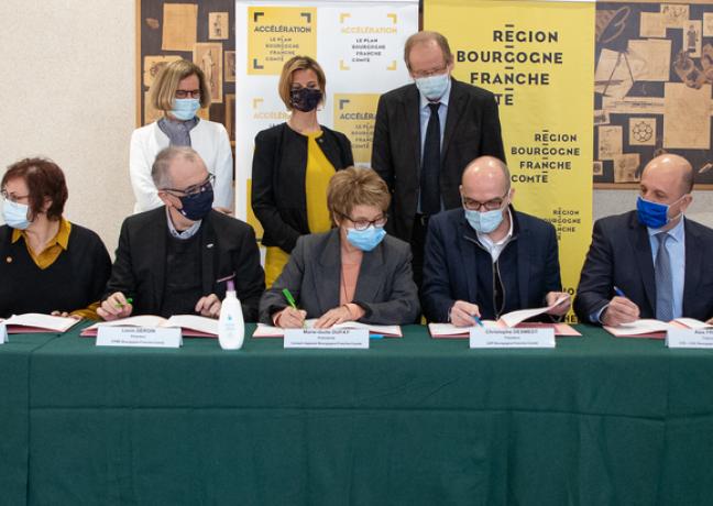 Signature d’une charte d’engagement visant à conditionner les aides financières régionales aux entreprises à un respect de règles et engagements - Photo Région Bourgogne-Franche-Comté