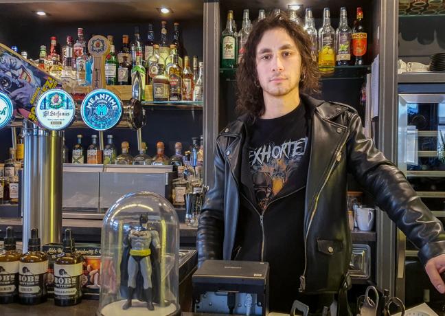 Edoardo, étudiant et serveur dans un bar à Besançon - Photo Région Bourgogne-Franche-Comté