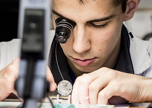 Jeune en formation en horlogerie - Photo Région Bourgogne-Franche-Comté