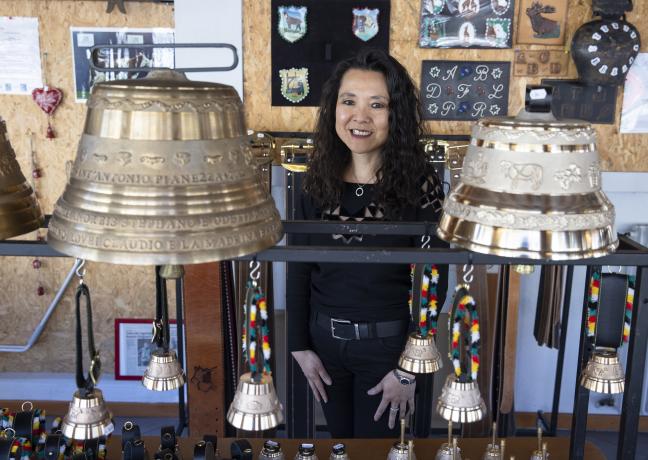 Siv-Chheng Tiv a toujours rêvé de diriger une entreprise. Depuis 2018, elle est à la tête de la fonderie Obertino Morteau qui exporte ses cloches en bronze dans le monde entier - Crédit photo Région Bourgogne-Franche-Comté / David Cesbron