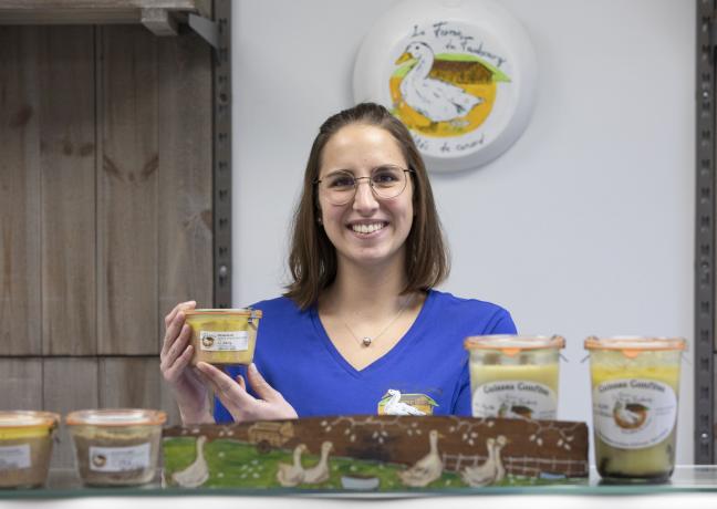 Océane Sommant, productrice de canards gras à la ferme du faubourg, à Frénois (21) - Photo Région Bourgogne-Franche-Comté David Cesbron