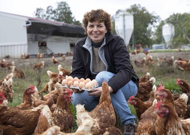 Frédérique Brelot, éleveuse de poules pondeuses à Champdivers (39) - Photo Région Bourgogne-Franche-Comté David Cesbron