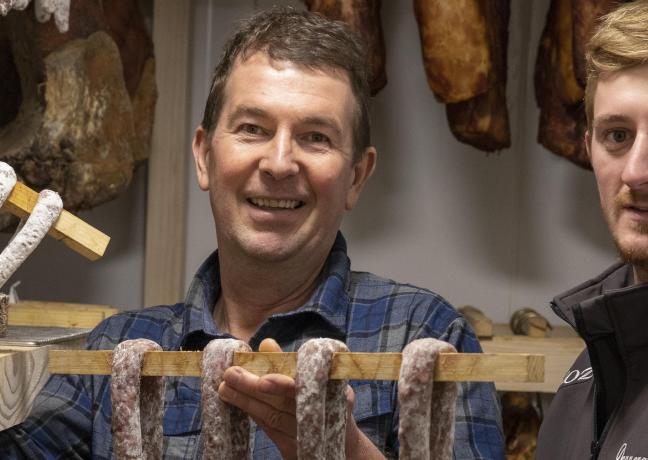 Roland Bulloz et son fils aîné Louis-Marie, éleveurs porcins à Fontain (25) - Photo Région Bourgogne-Franche-Comté David Cesbron