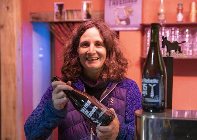 Fanny Delmer, gérante de la brasserie « La Rebelle », à Giromagny (90) - Crédit photo Région Bourgogne-Franche-Comté / David Cesbron