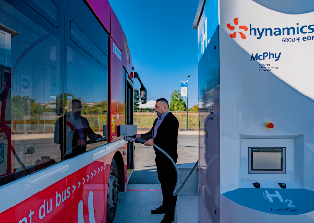 Le temps de chargement est de 10 à 12 minutes. Les chauffeurs sont totalement autonomes, la procédure est quasi identique à celle d’une pompe à essence classique - Photo © Hynamics