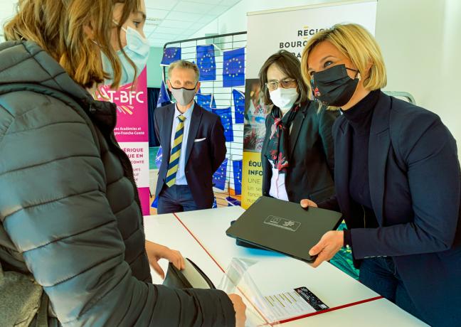 Océane Charret-Godard remet les ordinateurs aux lycéens du lycée Le Castel (Dijon) - Photo Région Bourgogne-Franche-Comté Marie Souverbie