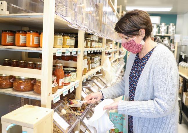 Estelle Almanza a ouvert une épicerie spécialisée dans les produits locaux en juillet 2021 à Noiron-sous-Gevrey (21) – Photo © Région Bourgogne-Franche-Comté