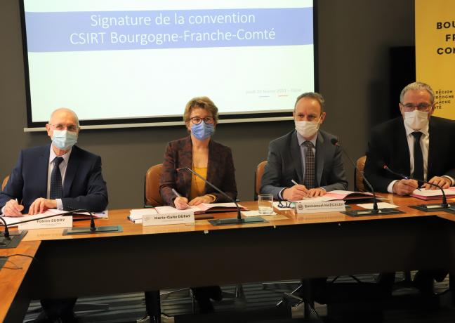 Signature de la convention du Computer security incident response team (CSIRT) par Marie-Guite Dufay, présidente de Région, Emmanuel Naëgelen, directeur général adjoint de l’ANSSI, et Patrick Molinoz, vice-président de la Région, en présence de Fabien Sudry, préfet de Région, jeudi 24 février 2022 - Photo Région Bourgogne-Franche-Comté Edwige Prompt