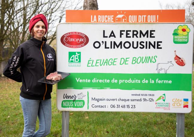 Agathe Krempp, éleveuse de vaches limousines avec son mari Vincent à Flagey-lès-Auxonne (21) - Photo Xavier Ducordeaux