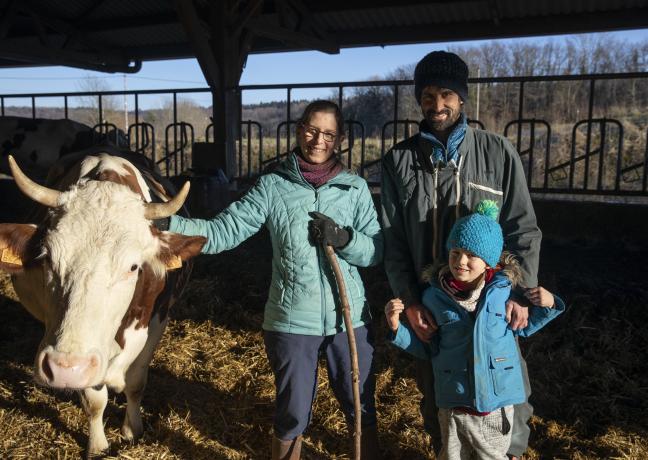 Hélène, Jean-Pierre Rapenne et leur fils, à la tête du Gaec Rapenne à Ecot (25) - Photo Région Bourgogne-Franche-Comté David Cesbron