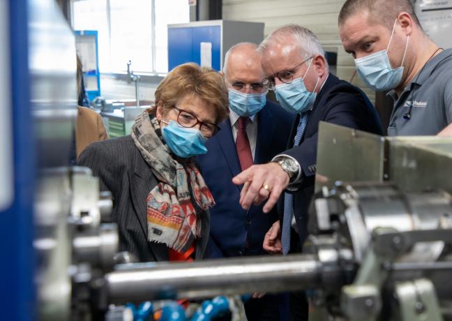 Marie-Guite Dufay et Fabien Sudry, aux côtés de Lionel Baud, PDG du groupe Baud Industrie - Photo Région Bourgogne-Franche-Comté Xavier Ducordeaux