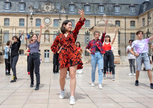 Les élèves du lycée Henri Moisand (Longchamp) ont interprété un flamenco place de la Libération - Photo Région Bourgogne-Franche-Comté Xavier Ducordeaux