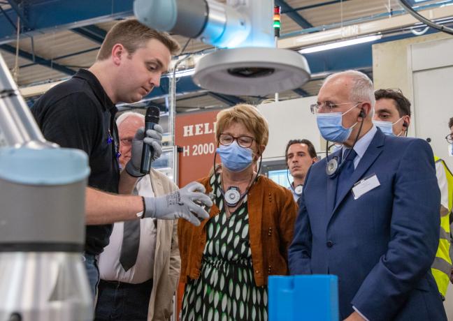 Marie-Guite Dufay et Fabien Sudry se sont retrouvés dans le Doubs, chez Streit Mécanique, pour réunir le comité de pilotage du plan Etat-Région pour la filière automobile - Photo Région Bourgogne-Franche-Comté Xavier Ducordeaux