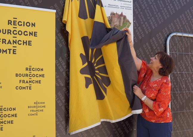 Nathalie Leblanc, vice-présidente de la Région en charge de la culture, dévoile la plaque des travaux au château de Châteauneuf-en-Auxois (21), samedi 18 juin 2022 - Photo Région Bourgogne-Franche-Comté