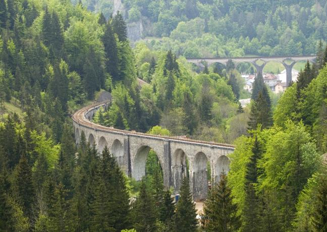 La ligne des Hirondelles relie Dole à Saint Claude. Crédit : Région BFC/ David Cesbron