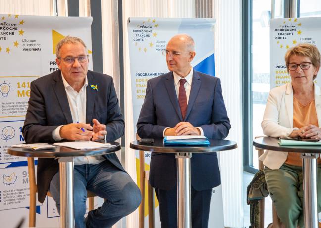 Patrick Molinoz, vice-président de la Région en charge des politiques européennes, Fabien Sudry, préfet de Région, et Marie-Guite Dufay, présidente de la Région Bourgogne-Franche-Comté - Photo Région Xavier Ducordeaux Patrick Molinoz, vice-président de la Région en charge des politiques européennes, Fabien Sudry, préfet de Région, et Marie-Guite Dufay, présidente de la Région Bourgogne-Franche-Comté - Photo Région Xavier Ducordeaux