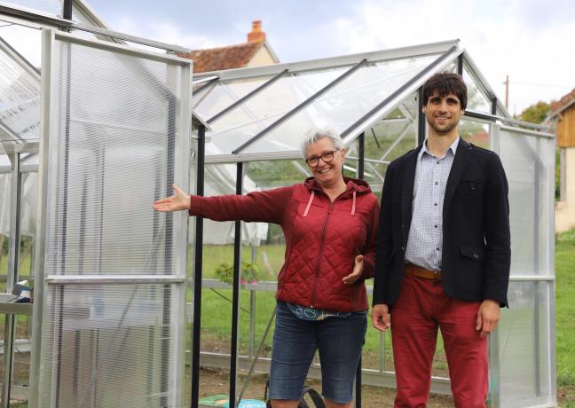 Jocelyn Chenevier, maire de Sauvigney-les-Gray, et Cécile Thabouray, conseillère municipale, dans la nouvelle serre collective financée par le festival des solutions écologiques - Photo Région Bourgogne-Franche-Comté Léopoldine Deriot