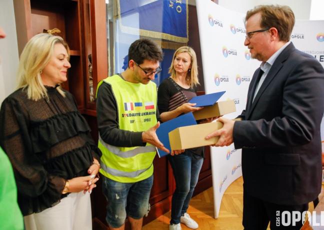 Livraison des marchandises collectées par les lycéens d’Henri Fertet et de Augustin Cournot à Opole, en Pologne, en mai 2022 - Photo DR