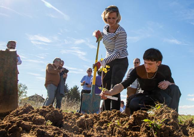 Quand on est élue, il faut savoir tout faire ! Y compris manière la bêche : Océane Charret-Godard a contribué à la plantation de la haie bocagère du lycée La Brosse - Photo Région Bourgogne-Franche-Comté Xavier Ducordeaux