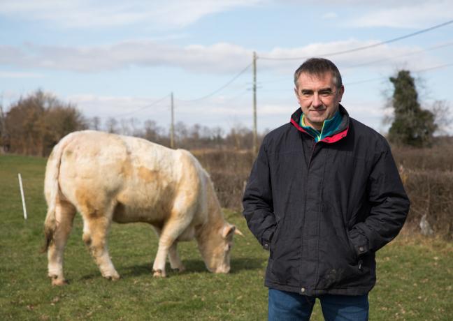 Eric Lacombre et sa Charolaise Savane,à Ternant (58), se présentent au concours général agricole 2023 - Photo Emmanuelle Baills