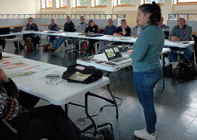 Laurane Palanchon (debout en vert), chargée de mission milieux naturels et conservatrice de la RNR au PNR du Haut-Jura, a rappelé l’historique des opérations menées sur le site et a présenté le travail à réaliser en 2023 - Photo Agnès Compagne