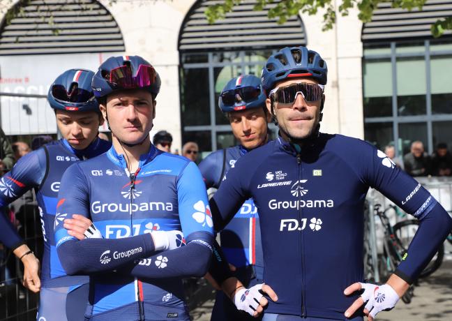 Thibaut Pinot (à droite) et ses jeunes coéquipiers de Groupama-FDJ avnt la présentation des équipes - Photo Région Bourgogne-Franche-Comté Christophe Bidal