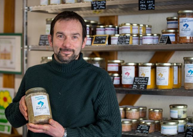 Jérôme Rabuat, éleveur de canards et producteur de foie gras à Méré (89) - Photo Xavier Ducordeaux