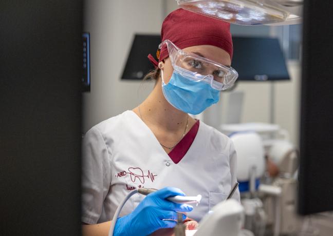 A Besançon, les étudiants en 3ème année d’odontologie travaillent sur des simulateurs dernière génération