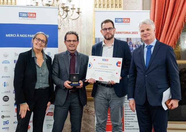 Le Territoria d’or a été remis à Jérôme Durain, Conseiller régional et Sylvain Riffard, directeur adjoint à l’aménagement du territoire. Photo : Nicolas Fagot - Studio9