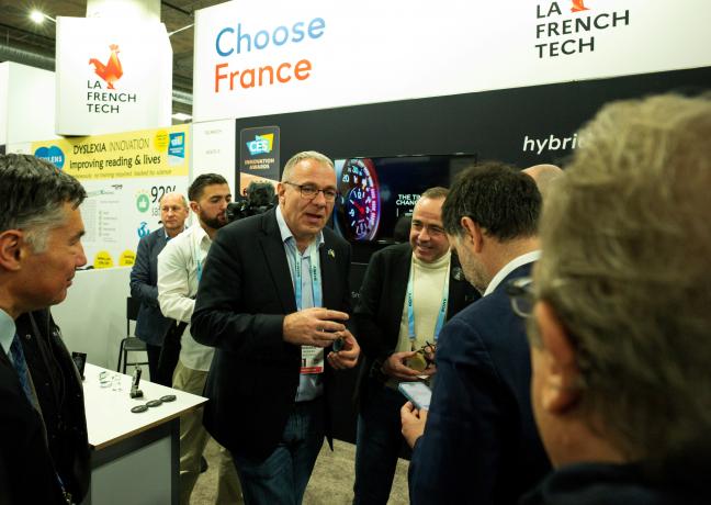 Patrick Molinoz à la rencontre des entreprises de Bourgogne-Franche-Comté, ici avec la start-up bisontine Silmach - Crédit photo Maxime Hibon