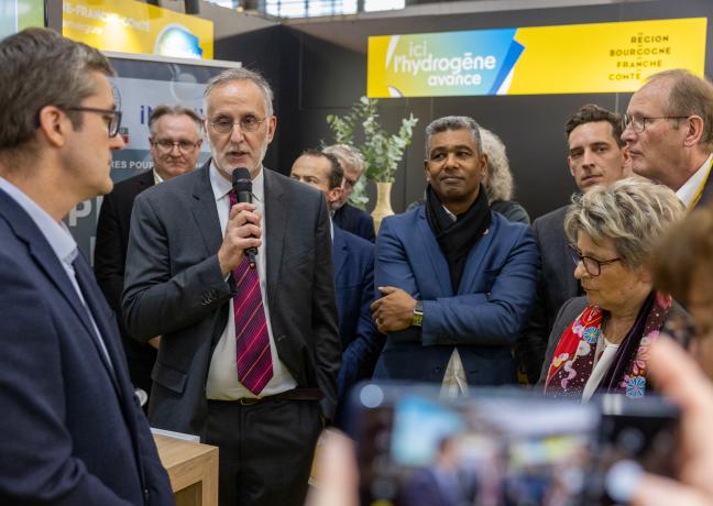 Industriels et partenaires, réunis à Paris au salon Hyvolution pour acter le lancement de l’institut de stockage et de certification de réservoirs Hydrogène. Photo : Xavier Ducordeaux.