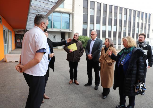 Patrick Molinoz, Valérie Drezet-Humez, Françoise Tenenbaum ont visité les urgences pour enfants - Photo Océane Lavoustet