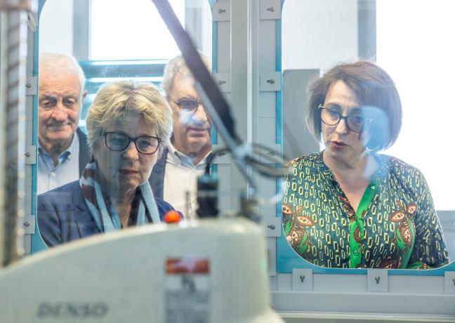 Marie-Guite Dufay, aux côtés de la médecin-biologiste Bianca Balint. Photo : Maxime Scherepin.