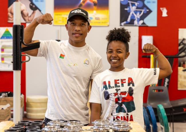 Rosina Randafiarison (à droite) sera porte drapeau de la délégation malgache à Paris. Avec son coach Tojo Andriatsitohaina, elle visera un top 8 dans la catégorie -49kg - Photo Xavier Ducordeaux