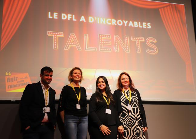 Deux stagiaires et leur accompagnatrice avec Audrey Rembert, chargée de mission publics spécifiques et du DFL à la Région - Crédit Océane Lavoustet